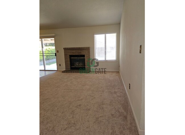 Building Photo - NOW AVAILABLE! Make this spacious 4 bedroo...