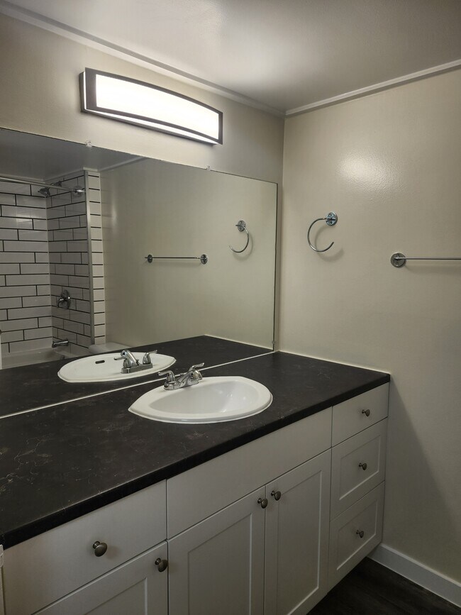 Photo du bâtiment - 1653 Oak Bay Ave