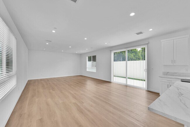 Foto del edificio - Modern Brand new 5-Bedroom Home for Lease ...