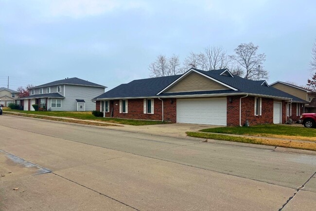 Building Photo - 2402 Garden Dr