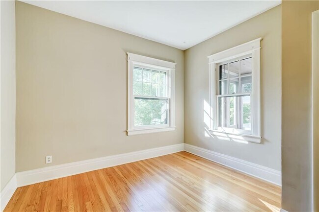 Building Photo - 290-296-296 Laburnam Crescent