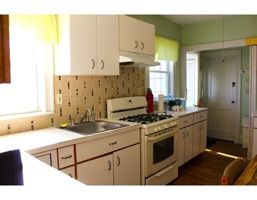 Building Photo - 211 Elm St