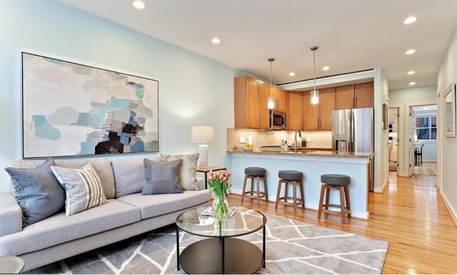 Building Photo - 302 Todd Pl NE