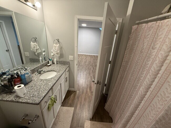 Foto del edificio - Prime Location Giant four-bed two-bath off Greenway in Longfellow!