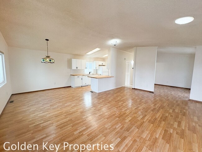 Foto del edificio - Welcome to the spacious single-level manuf...