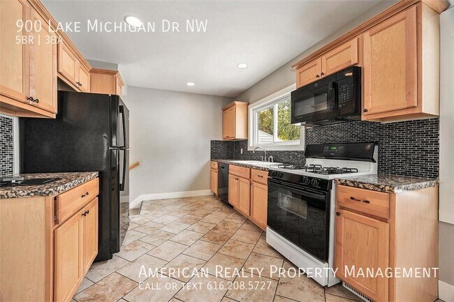 Foto del edificio - 900 Lake Michigan Dr NW