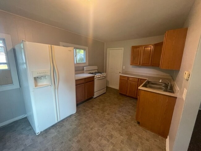 Building Photo - 2 Bedroom House