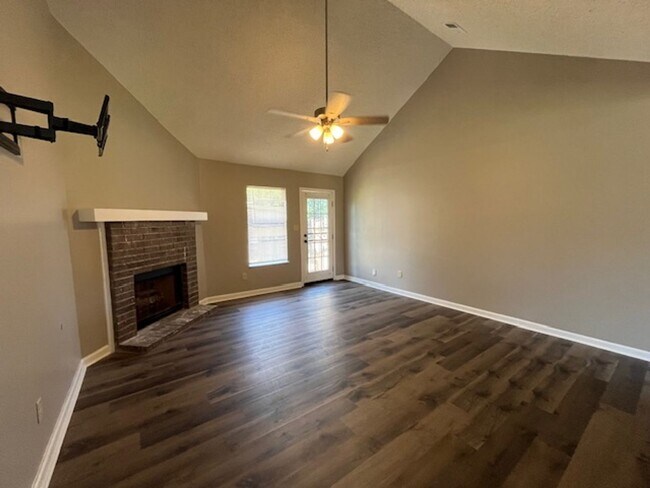 Foto del edificio - Completely Renovated 3 Bedroom 2 Bath Home...