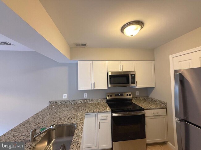 Foto del edificio - 46359 Columbus Dr