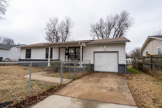 Building Photo - COMING SOON 3 Bed 1 Bath Home!!