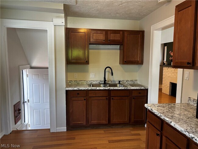 Foto del edificio - 3383 W 128th St