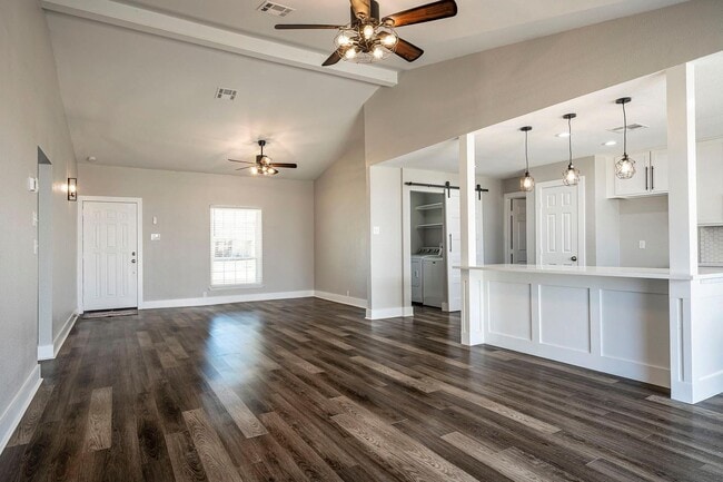 Photo - 3-2-2 Beauty Grand Prairie House