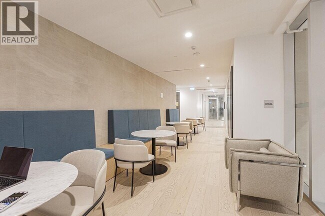 Photo du bâtiment - 6000 McKay Ave