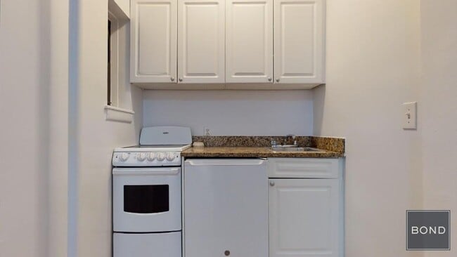 Building Photo - 330 E 93rd St