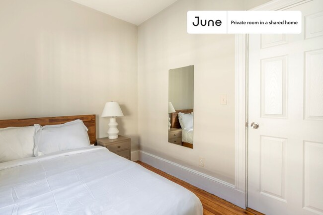 Building Photo - Private bedroom in 5 bed/1 bath Home