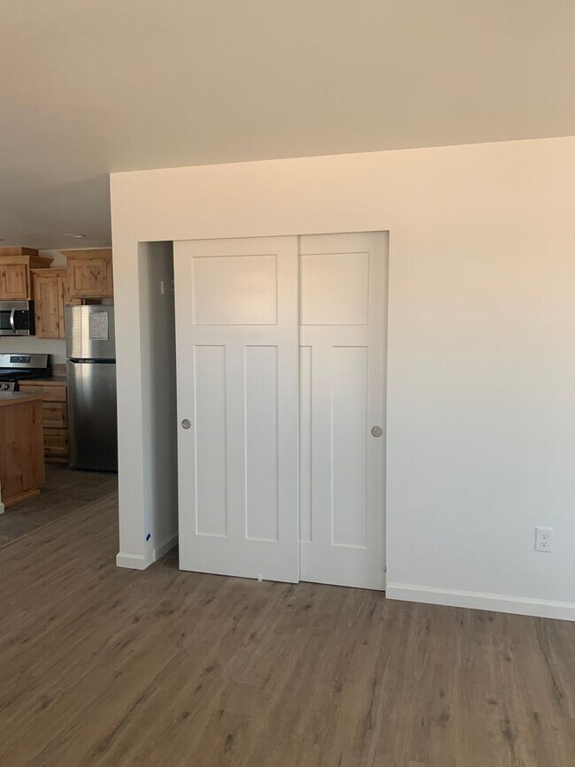 Building Photo - Newer home, 3bed 2bath, low maintenance la...