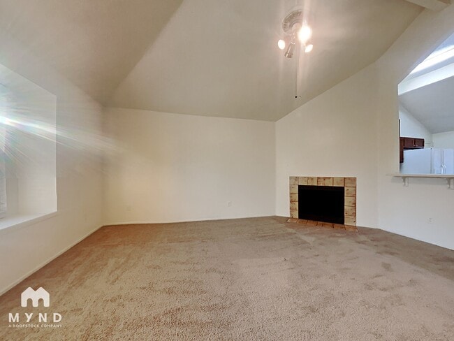 Building Photo - 10002 Green Valley Ln