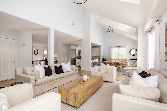 Foto del edificio - 72 Talmage Farm Ln