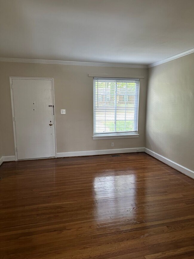 Foto del edificio - NICE NEWLY UPDATED 1 BEDROOM 1 BATH CONDO IN COLLEGE VILLAGE CONDOS