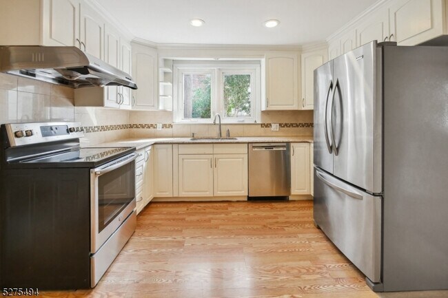 Building Photo - 46 Pine Terrace E