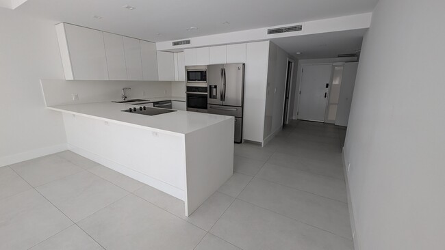 Foto del edificio - 121 Crandon Blvd