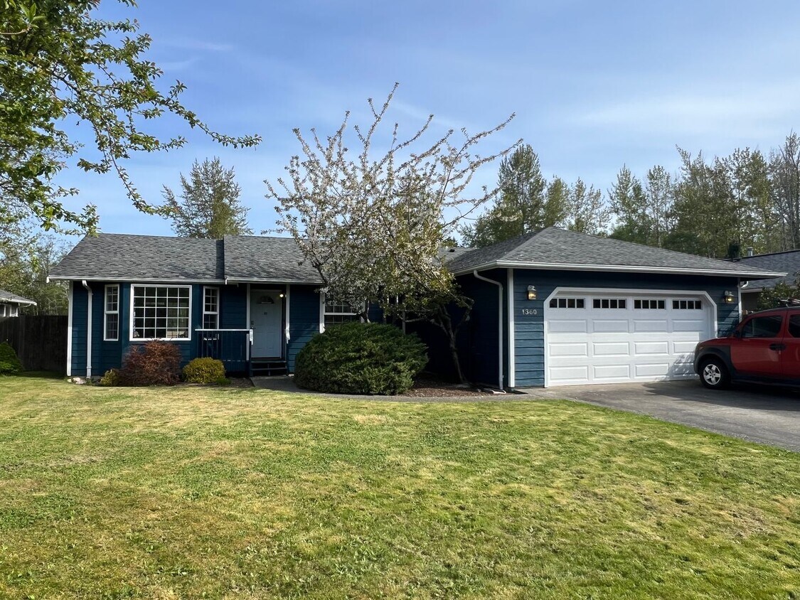 Primary Photo - 3 Bedroom 2 Bath Updated Rambler Near Lake...
