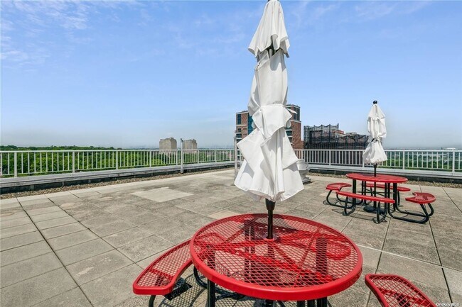 Building Photo - 125 Queens Blvd