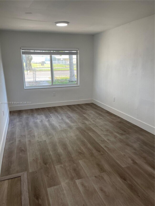 Foto del edificio - 771 NE 137th St