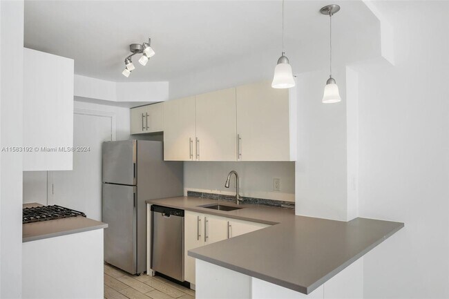Foto del edificio - 6886 N Kendall Dr
