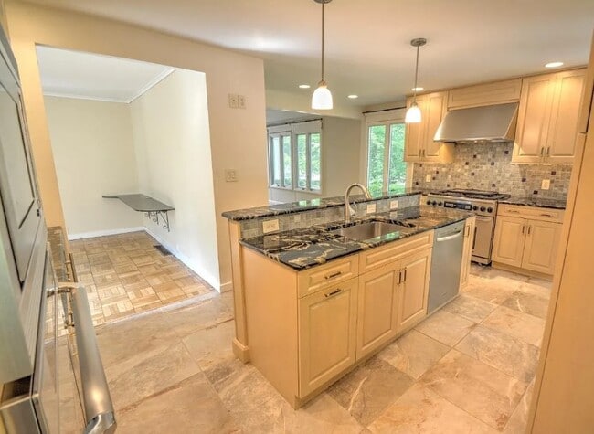 Kitchen - 1013 Overbrook Rd