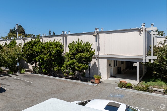 Building Photo - Plaza Studios