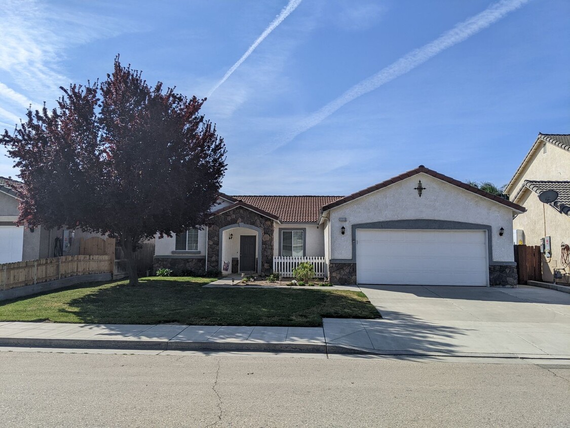 Foto principal - Nice, newer home in Fowler that offers a w...