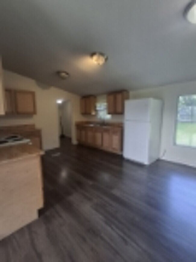 Building Photo - Peaceful suburban lifestyle yet easy commu...