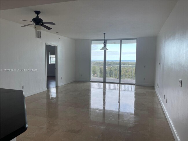 Foto del edificio - 15051 Royal Oaks Ln