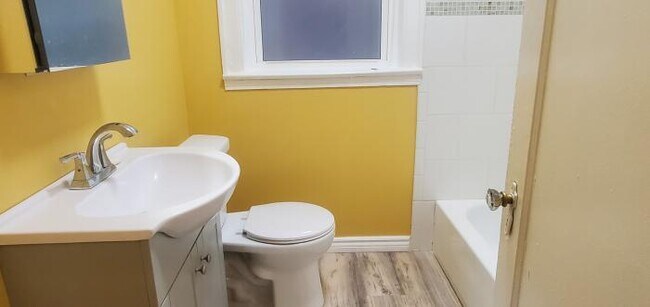 Building Photo - 2 bedroom in Chicago IL 60619