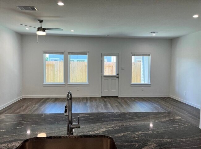 Building Photo - 3016 La Latina Dr