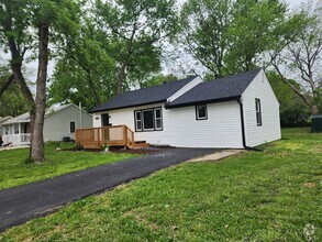 Building Photo - 1005 S Brockway St