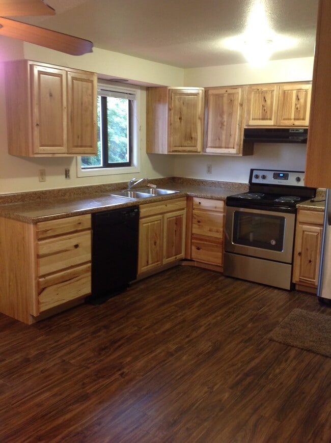 Building Photo - 3 bedroom, 2 bath plus family room duplex-...