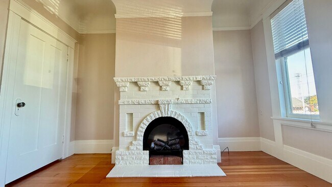 Foto del edificio - Charming Updated Top Floor 2BR/1BA Marina Apartment w/ Golden Gate Bridge Views! AMSI