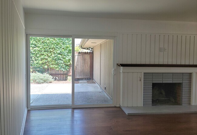 Foto del edificio - 257 - 259 Grace Dr.