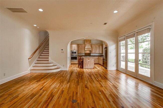 Building Photo - 245 Casa Blanca Ave
