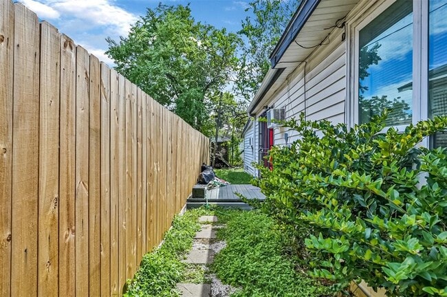 Building Photo - 931 W Cavalcade St