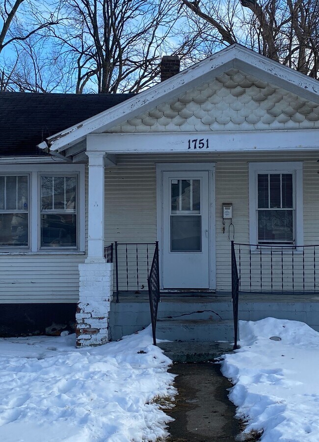 Foto del edificio - 1751 East Johns Avenue