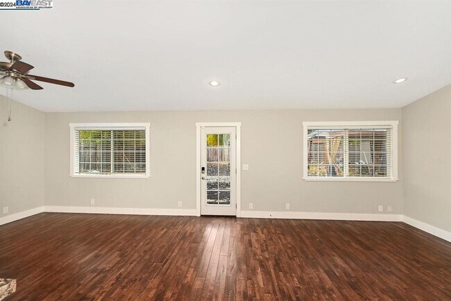 Building Photo - 2113 Huron Dr