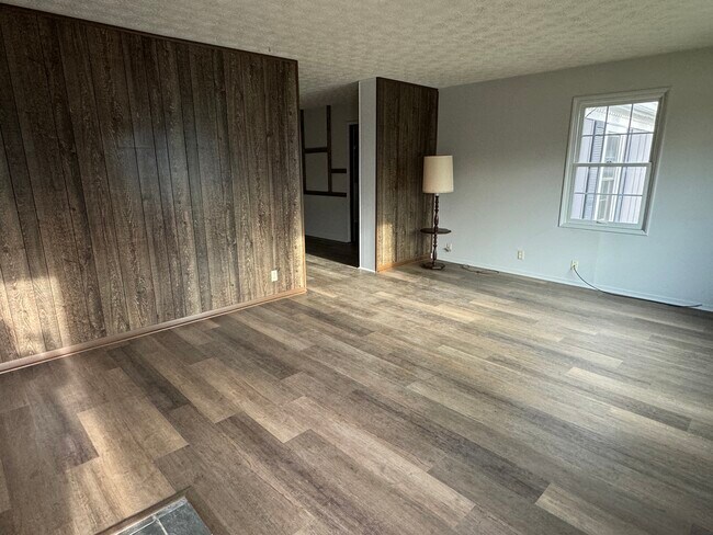 Building Photo - 804 Meadow Ln