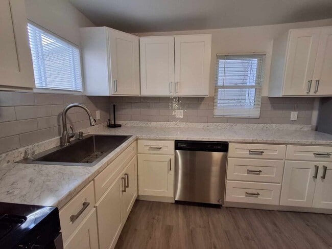 Building Photo - 4 Embroidery St