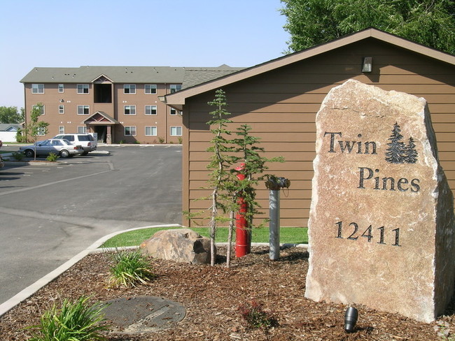 Foto del edificio - Twin Pines Apartments