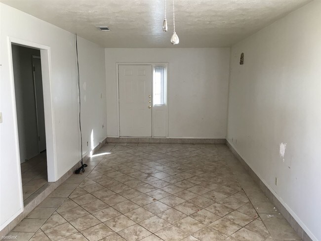 Foto del edificio - 2 br, 1 bath Duplex - 1510 Pine Ridge Dr A