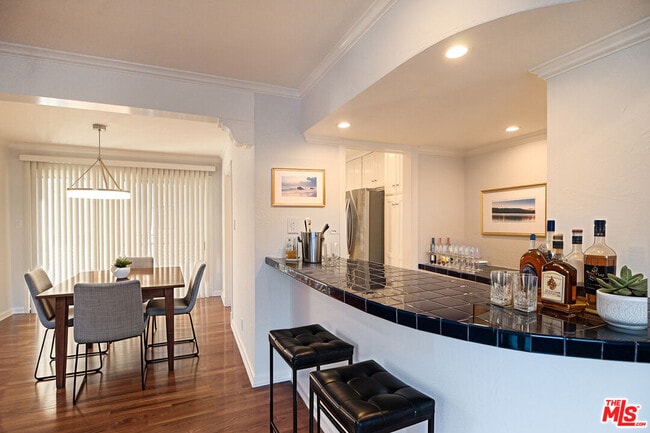 Building Photo - 930 S Bedford St