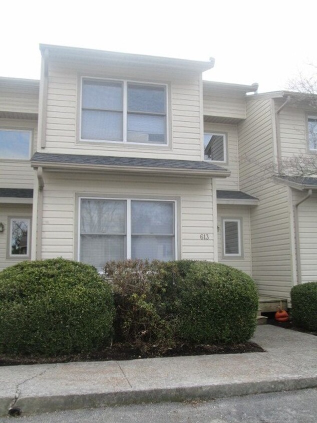 Primary Photo - 4 Bedroom 2.5 Bath Townhouse